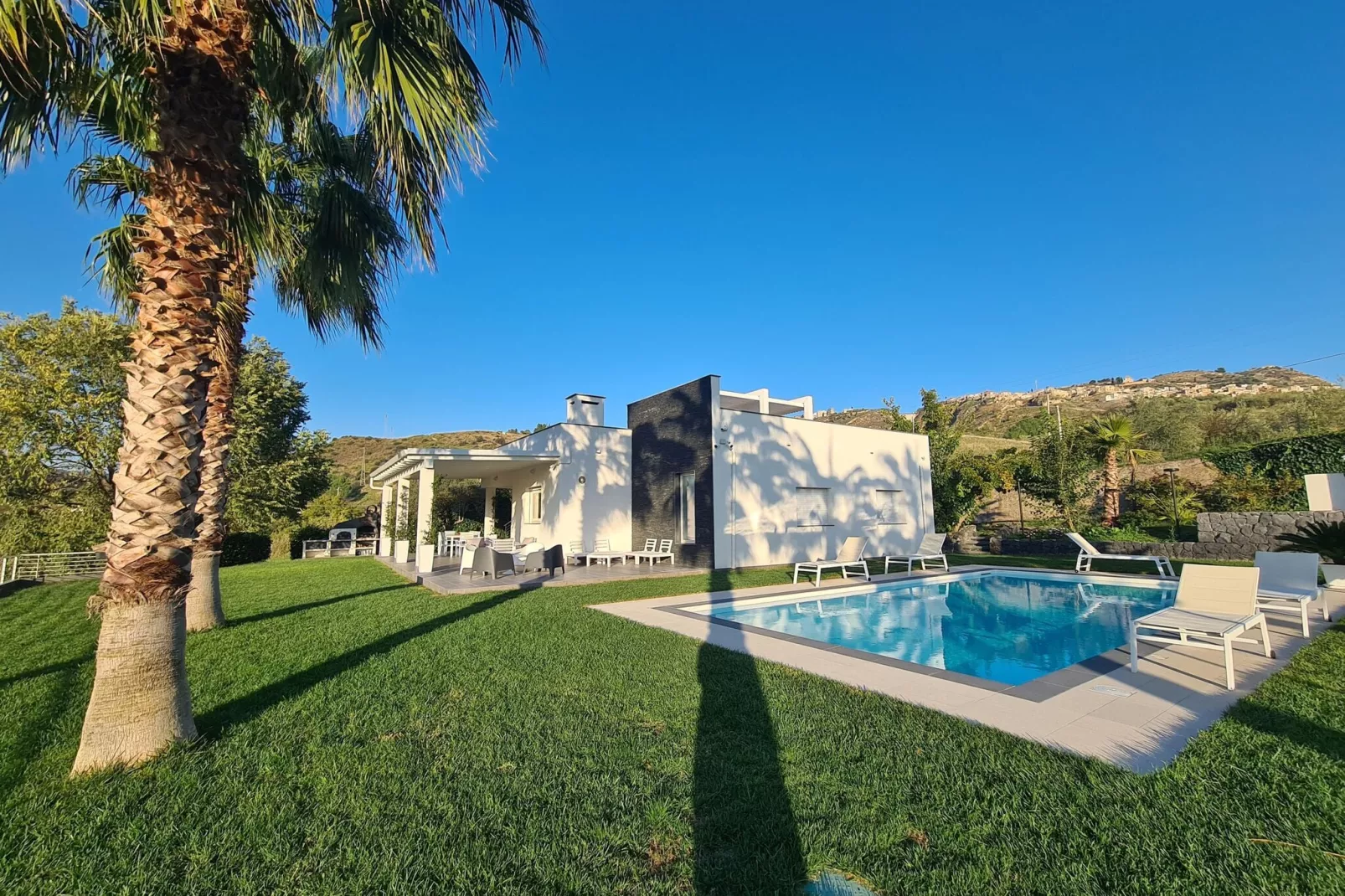 Villa Leonforte-Exterior summer