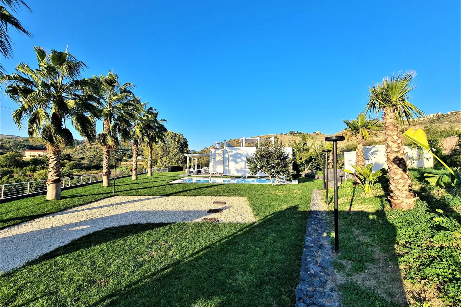Villa Leonforte-Exterior summer