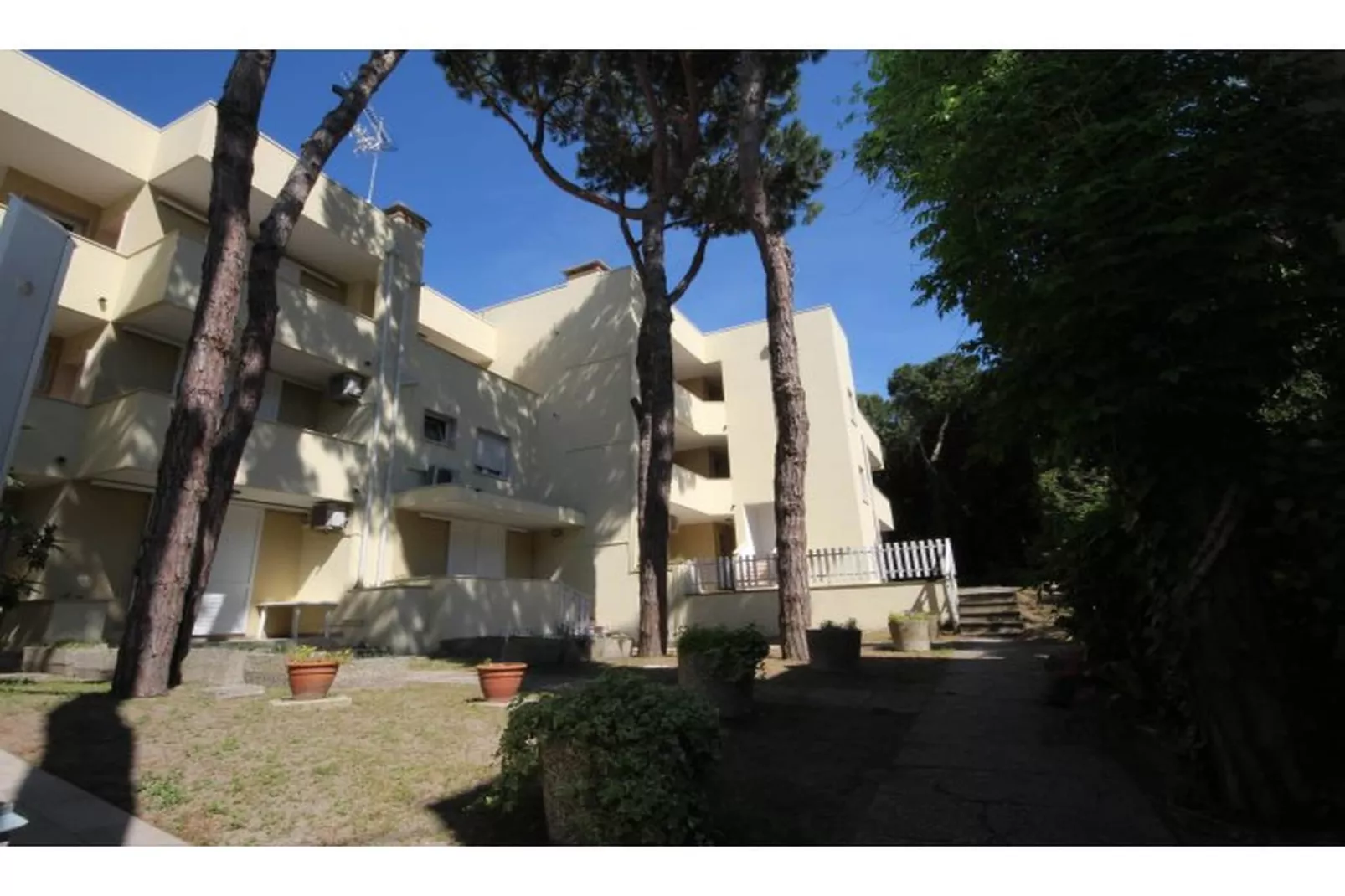 Veranda trilo – 2-Exterior in summer