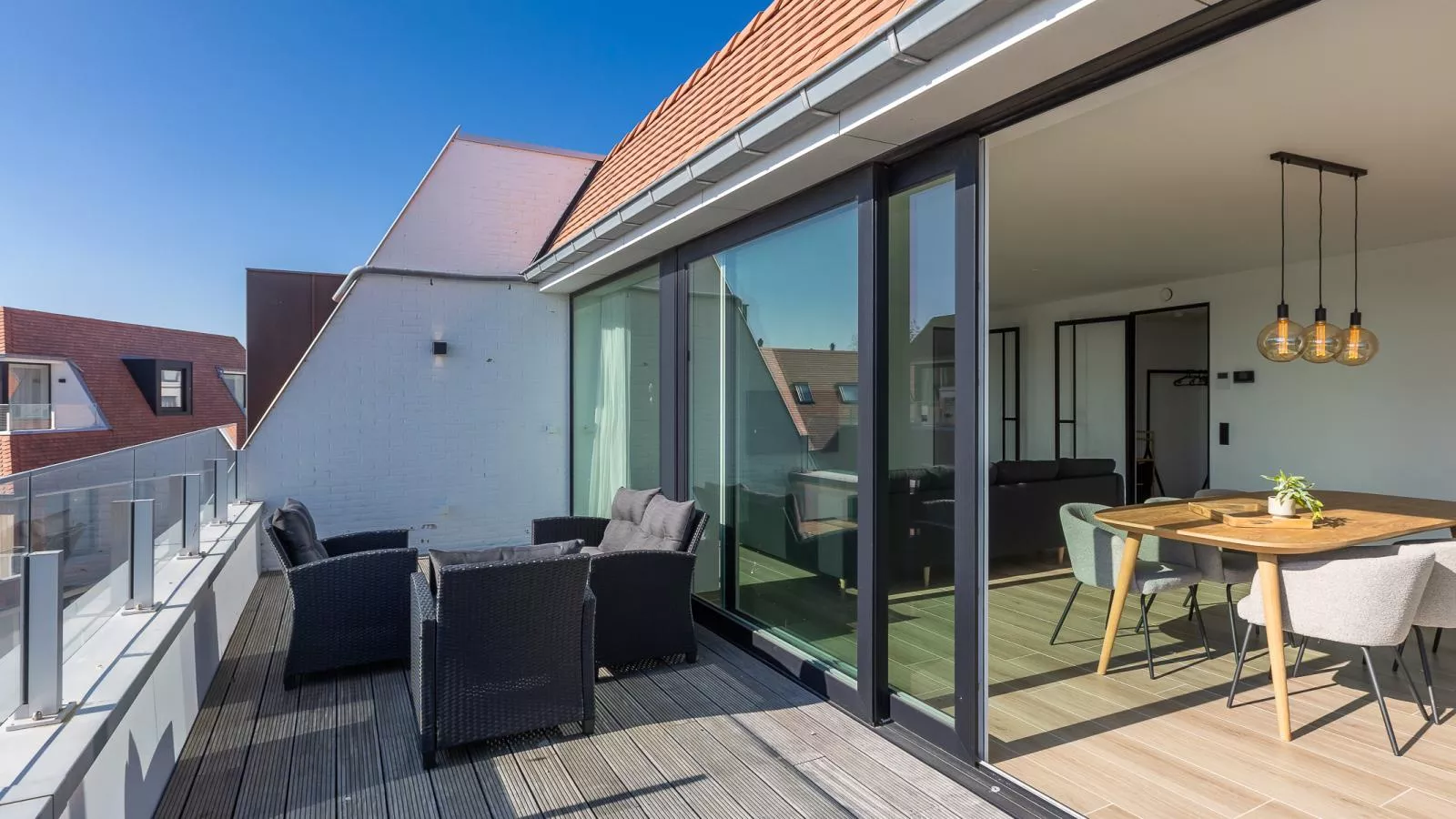 Green Lane The Sun  - 0401 + box 60-Terrace balcony