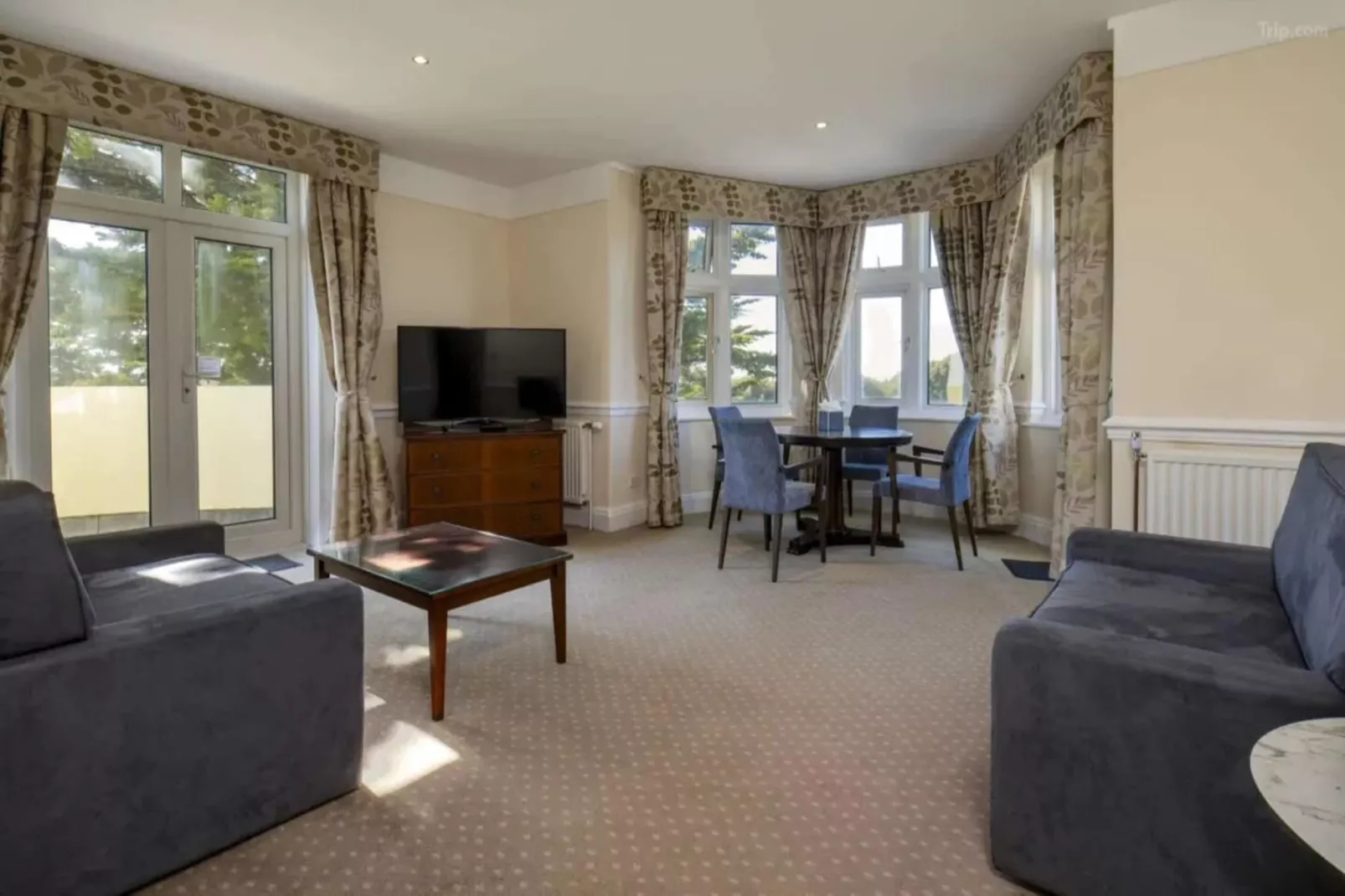 Superior Feature w\/ View-Chambre