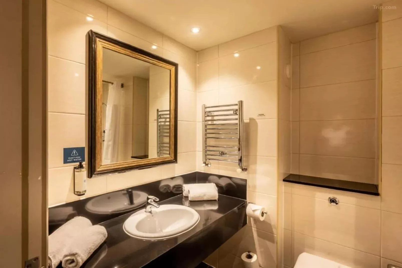 Classic Twin Room-Bathroom