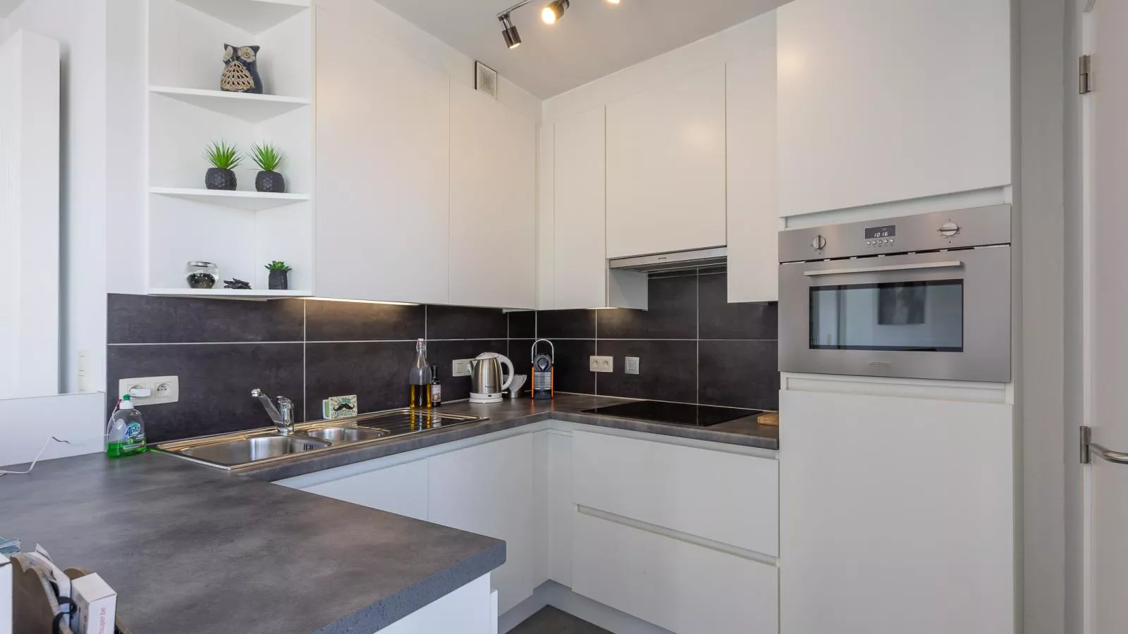 Emily - 0401 + park.-Kitchen