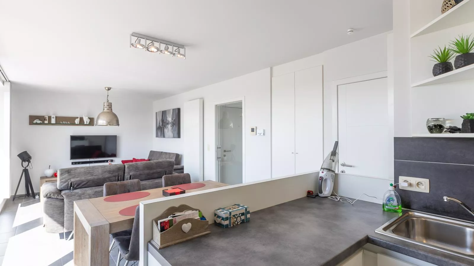 Emily - 0401 + park.-Kitchen