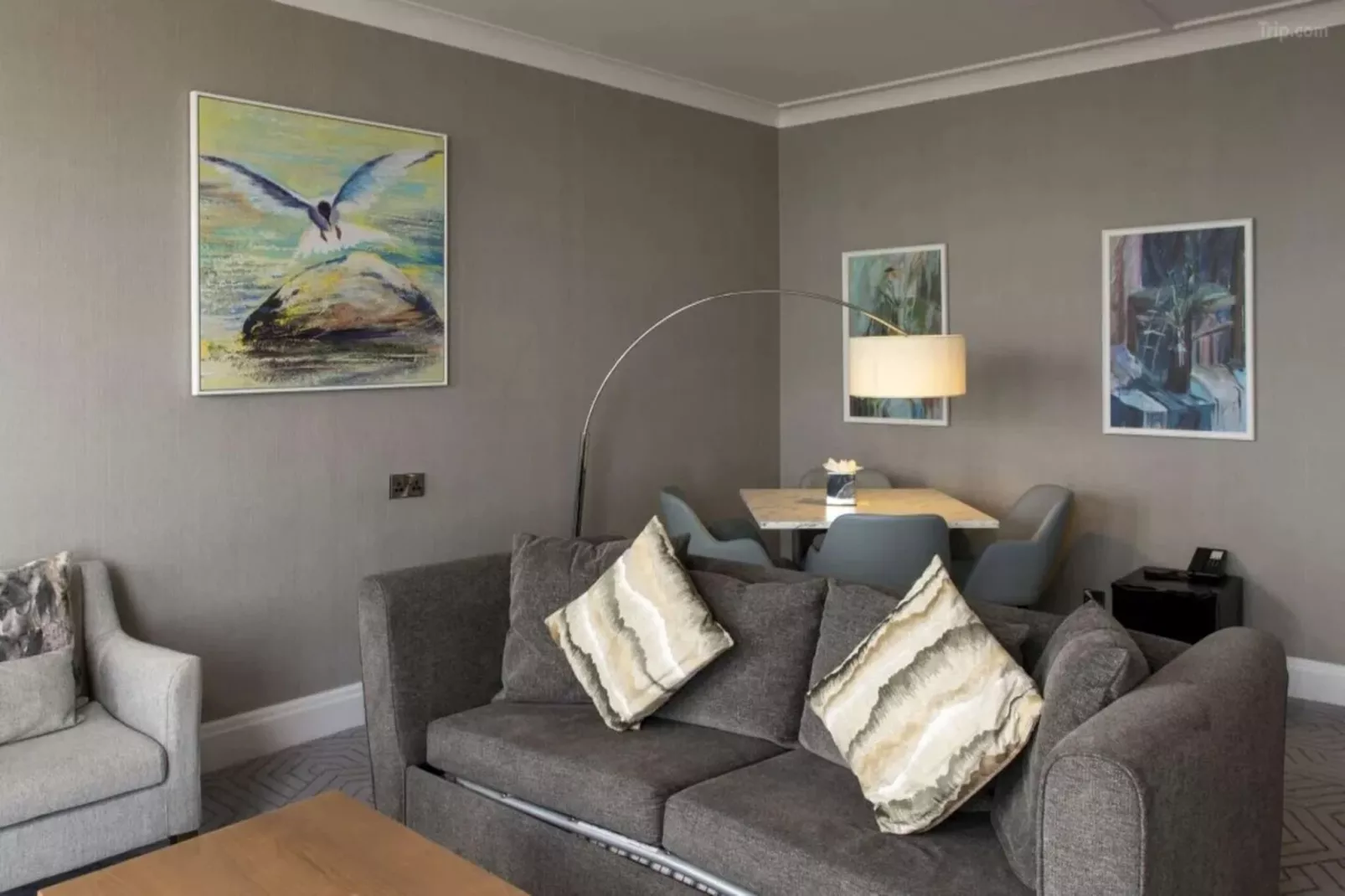 Superior Feature w\/ View-Chambre