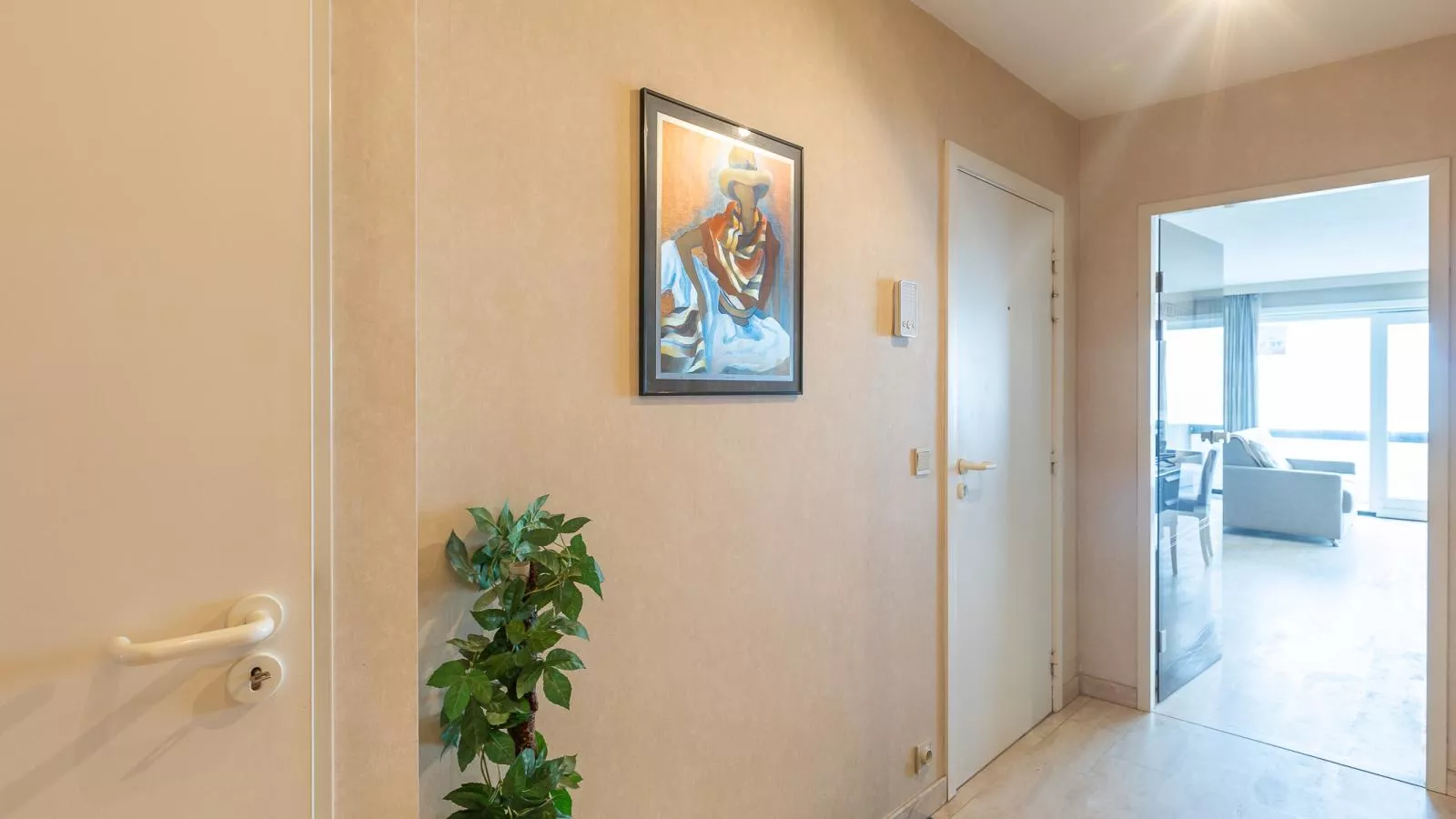 Espace II - 0102 + box 2 (Magnum)-Empfangshalle