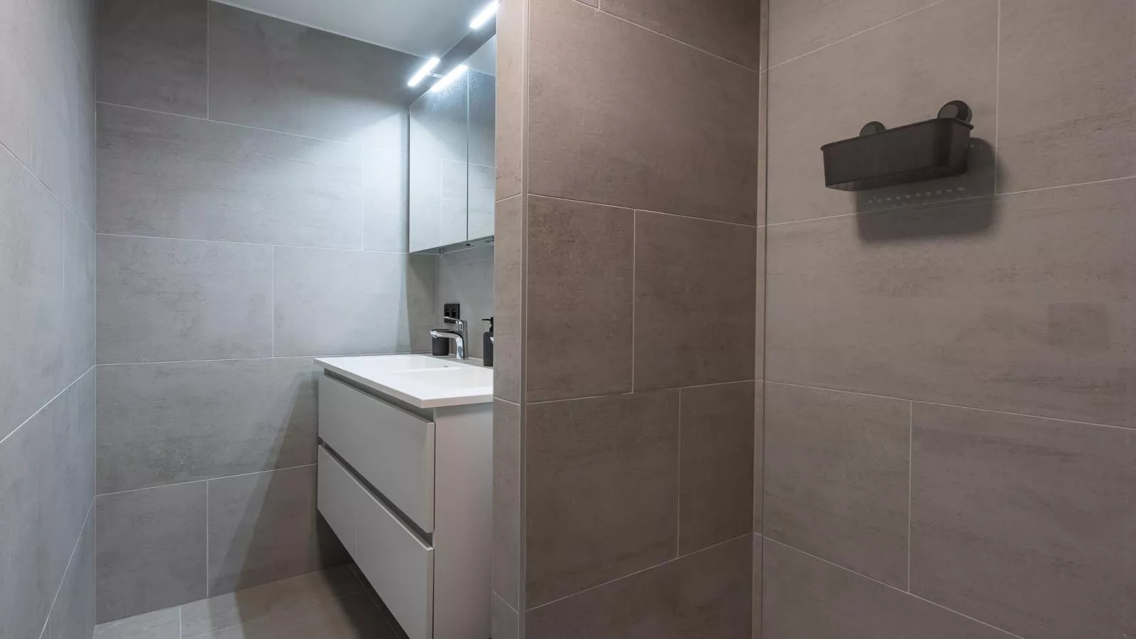 Green Lane The Sun  - 0401 + box 60-Bathroom