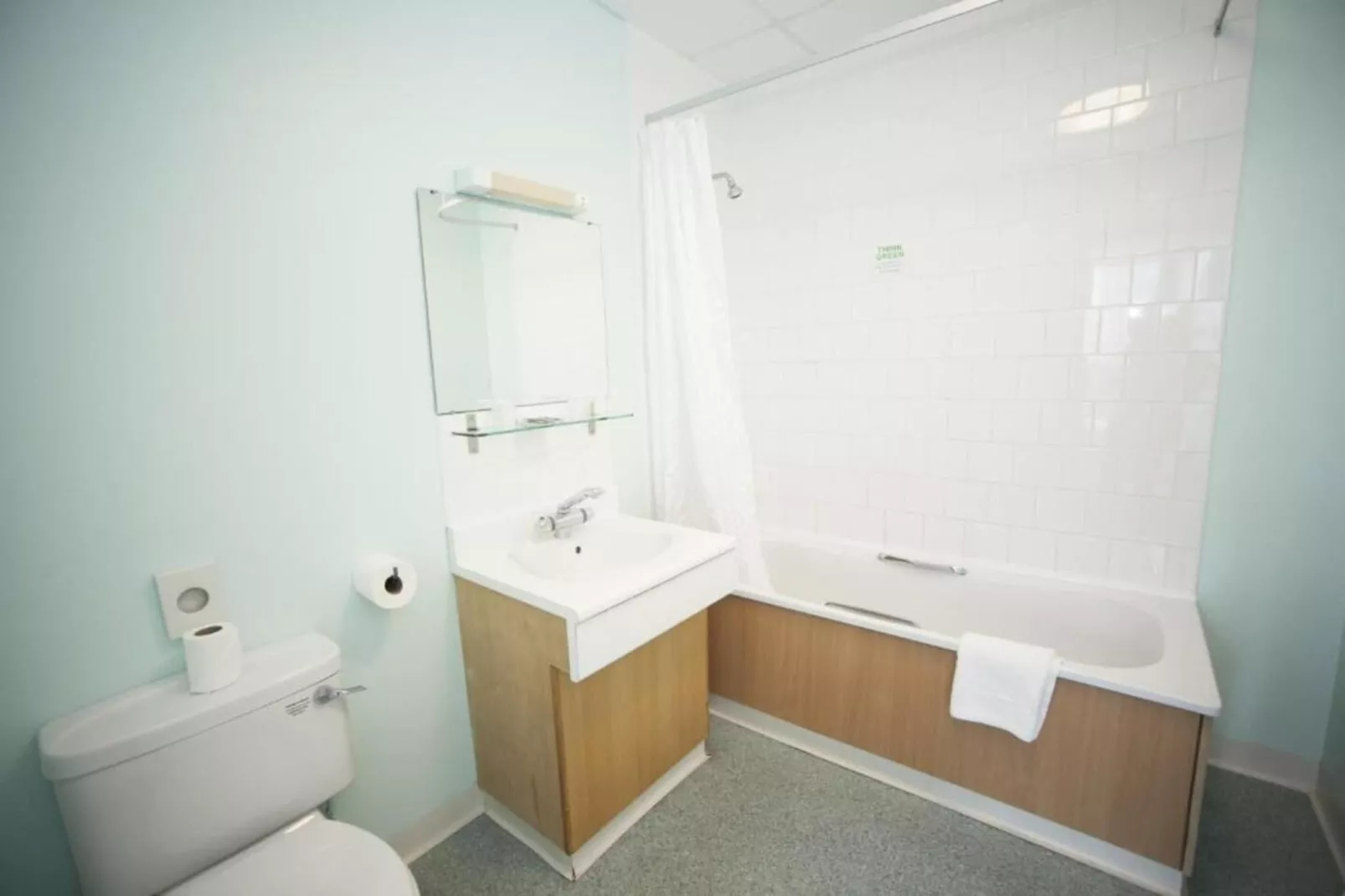 Standard Twin Room-Bathroom