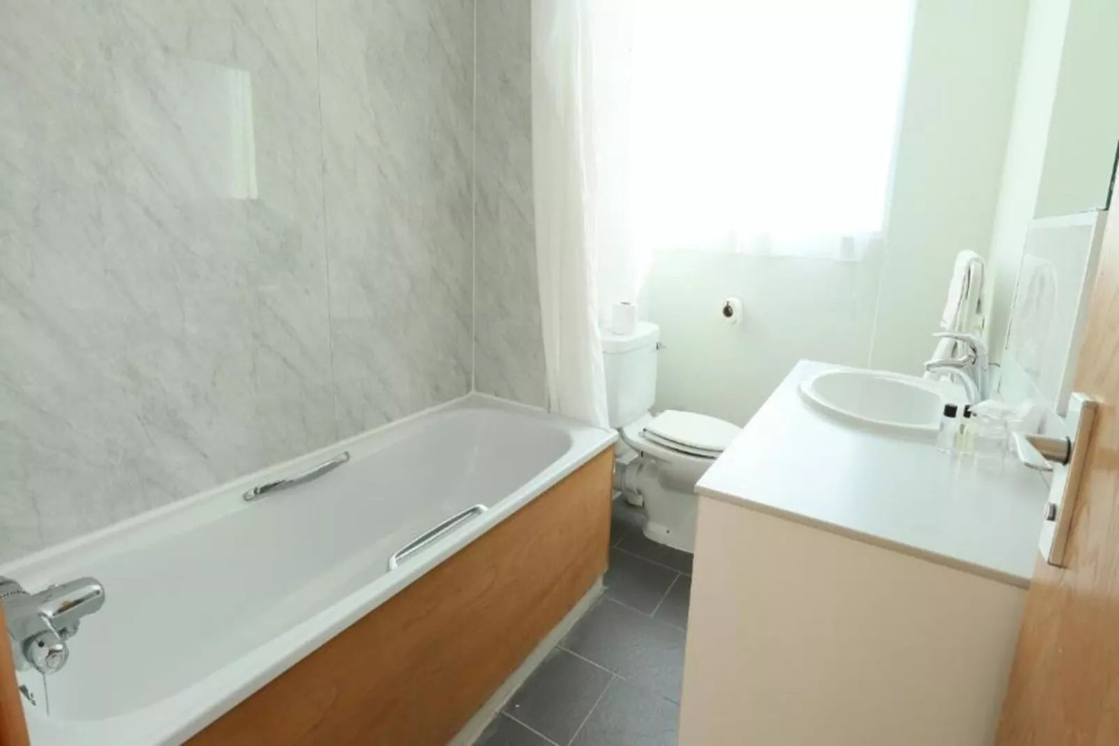 Standard Triple Room-Bathroom