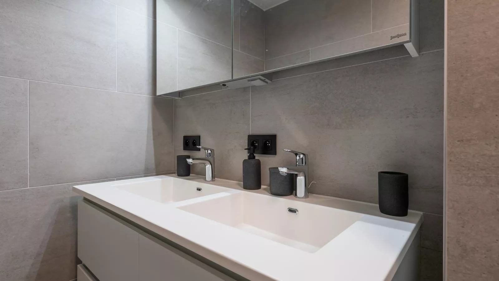 Green Lane The Sun  - 0401 + box 60-Bathroom