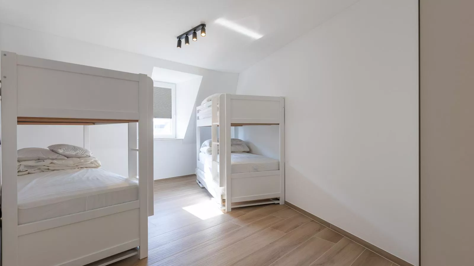 Green Lane The Sun  - 0401 + box 60-Bedroom