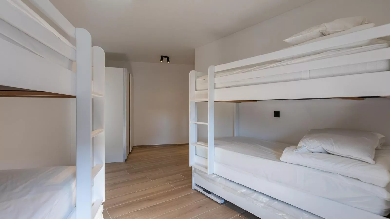 Green Lane The Sun  - 0401 + box 60-Bedroom