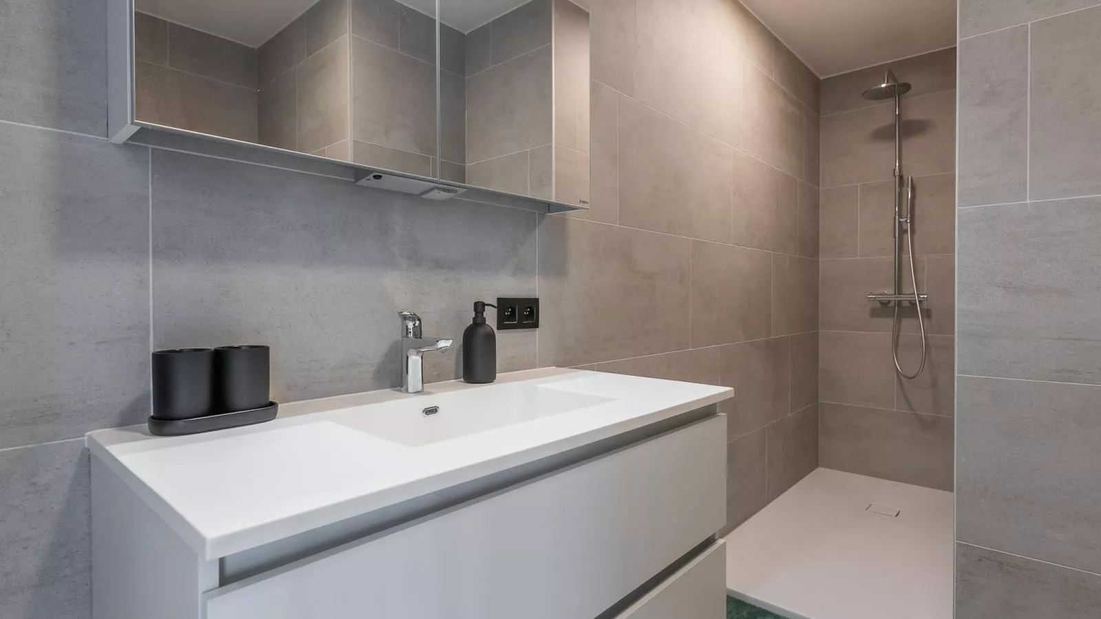 Green Lane The Sun  - 0401 + box 60-Bathroom