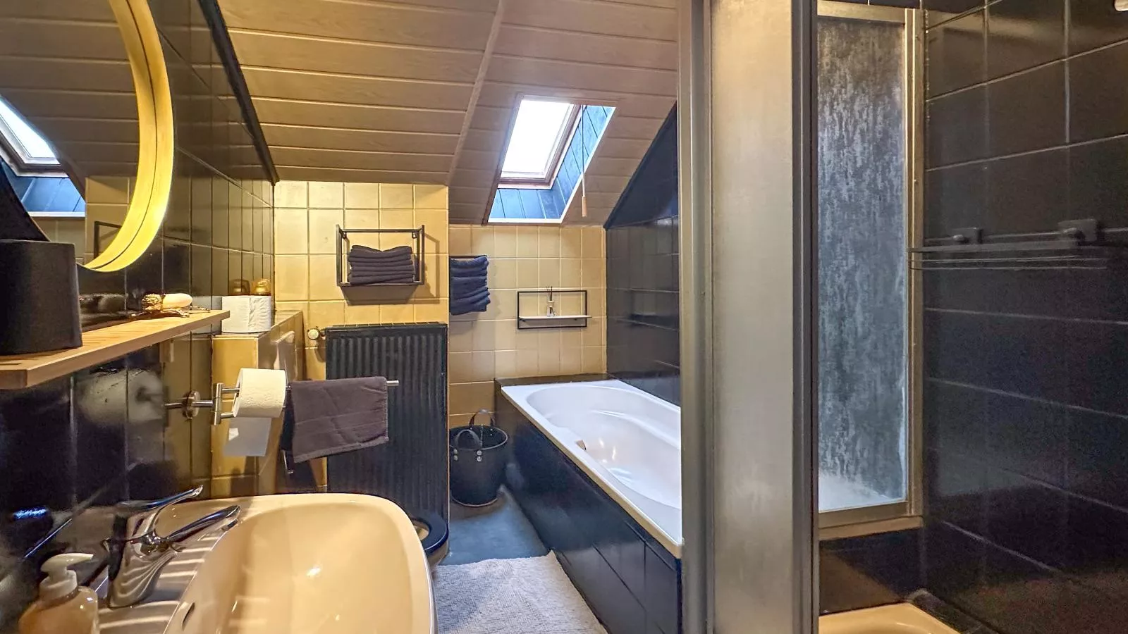 Großlangenfeld-Badezimmer