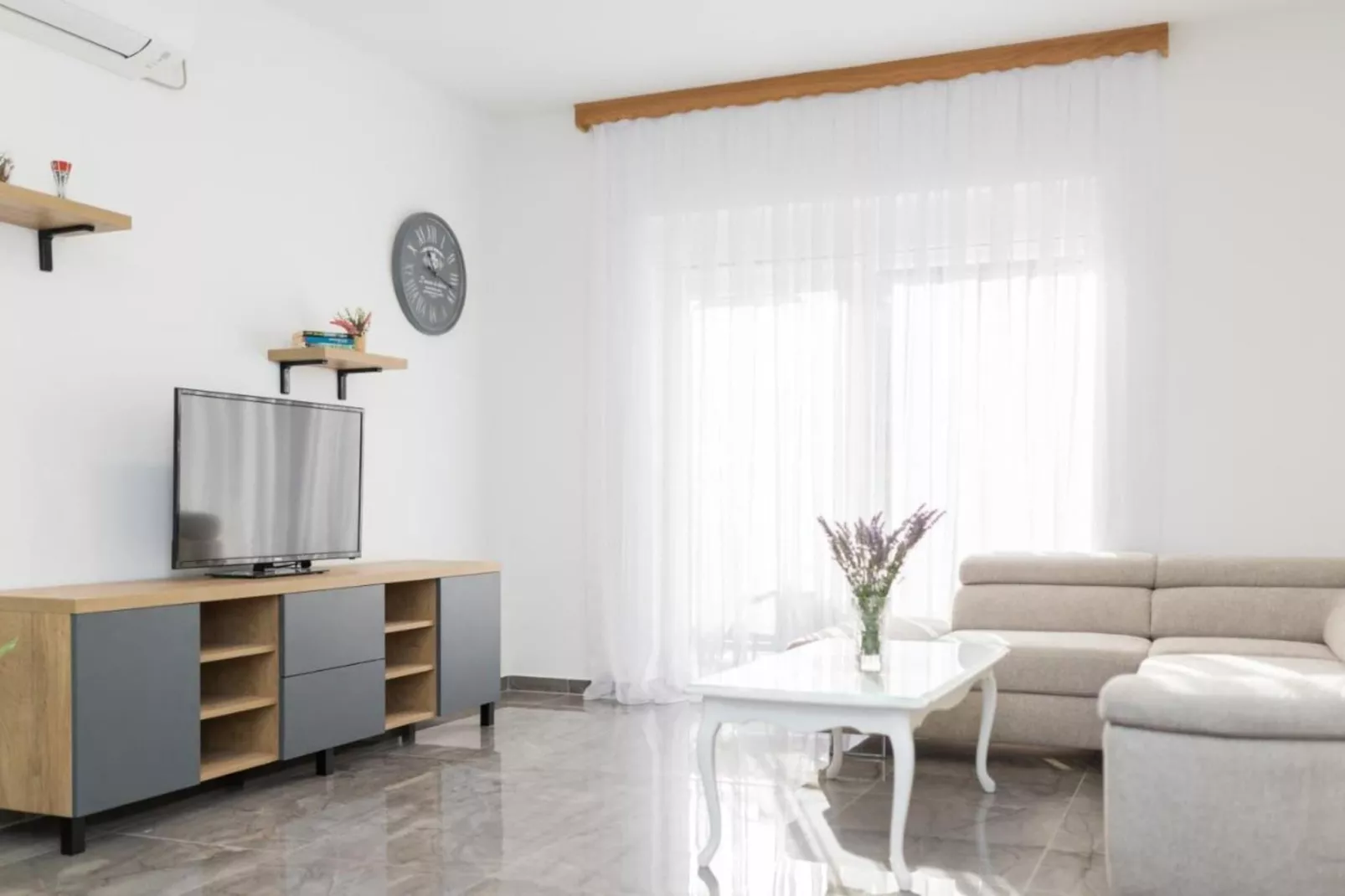 Mihael Holiday House - Three Bedroom Holiday Home with jacuzzi