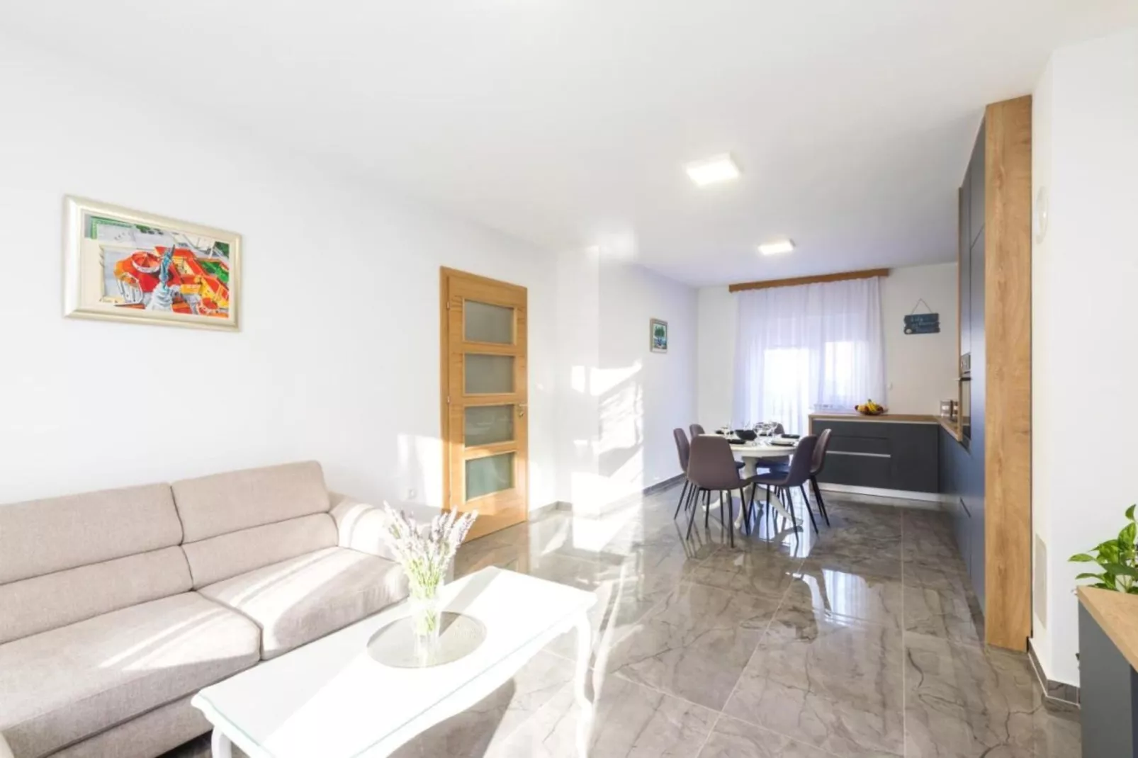 Mihael Holiday House - Three Bedroom Holiday Home with jacuzzi