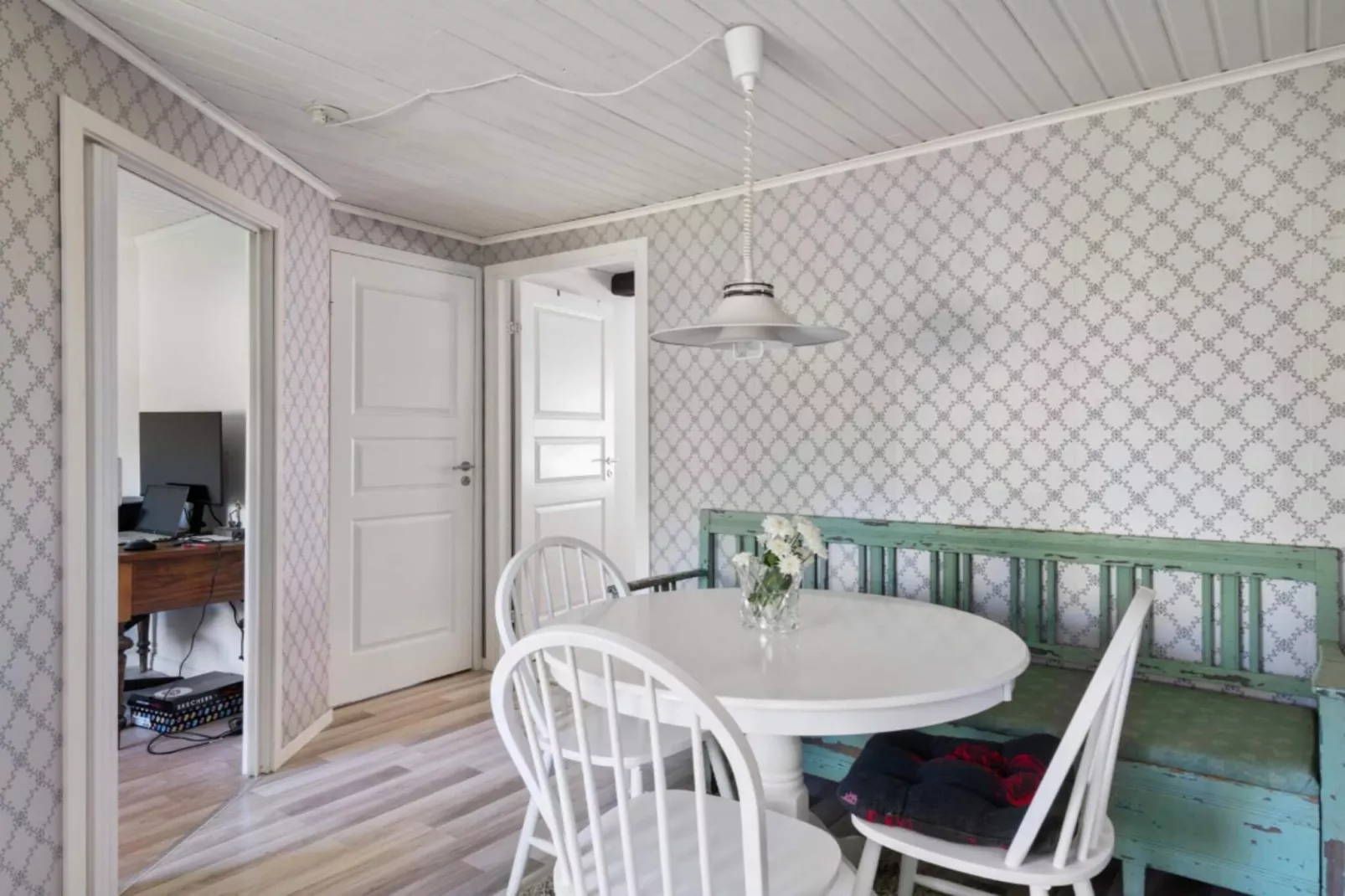 Cozy Forest Hideaway with Hot Tub - Indoor