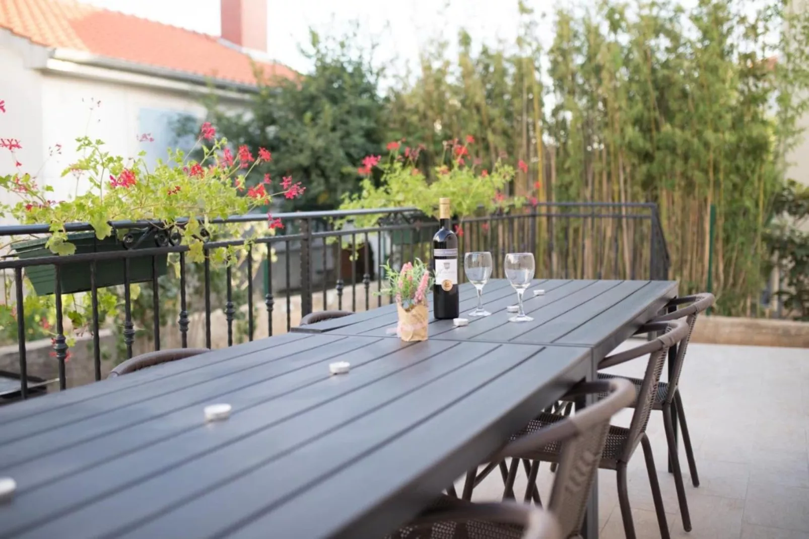 Mihael Holiday House - Three Bedroom Holiday Home with jacuzzi-Esszimmer