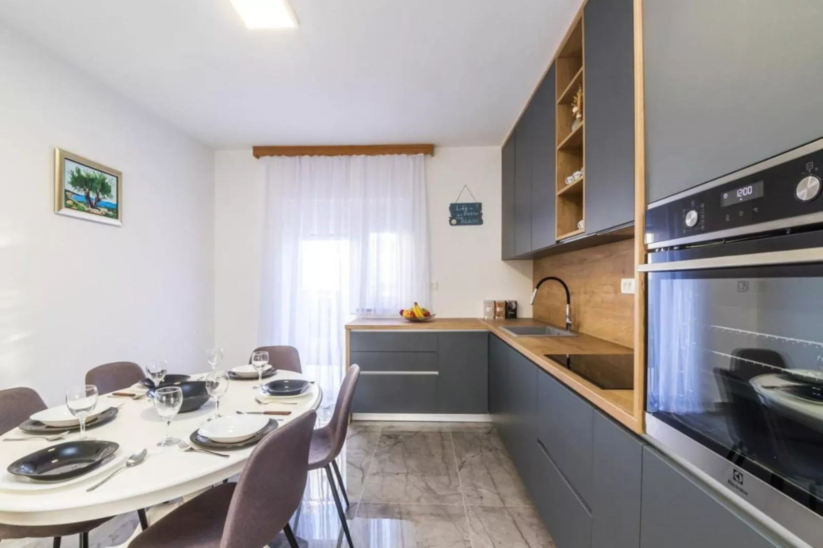 Mihael Holiday House - Three Bedroom Holiday Home with jacuzzi-Küche