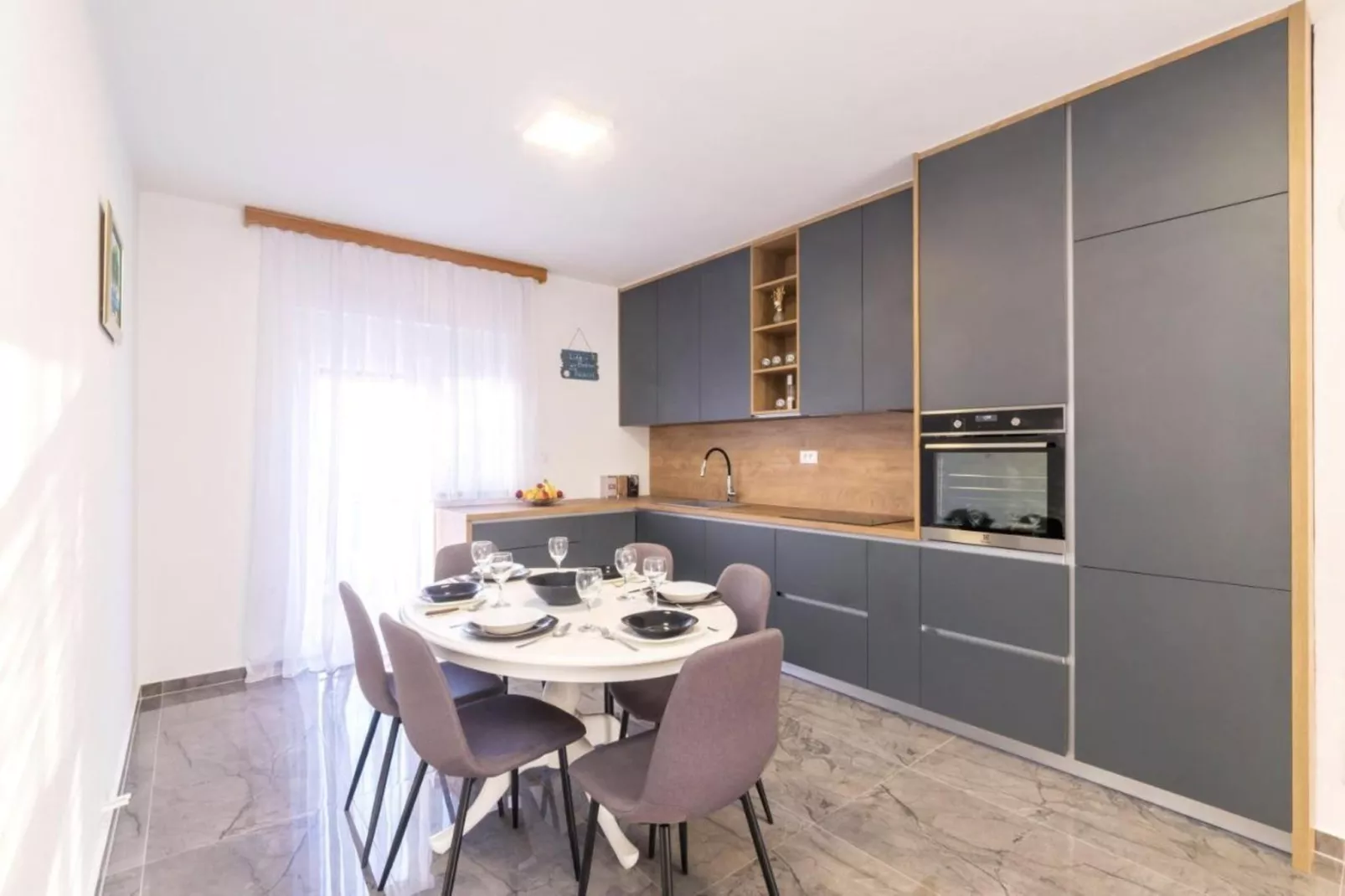 Mihael Holiday House - Three Bedroom Holiday Home with jacuzzi-Küche