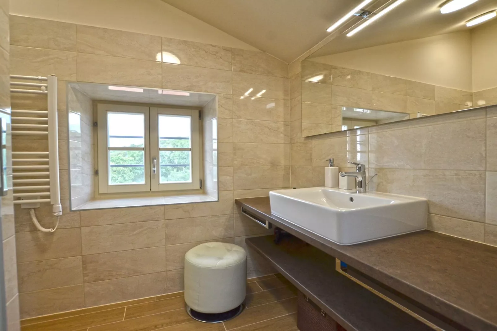 Tranquil Getaway with Shared Pool in Bale - One Bedroom Apartment-Badezimmer