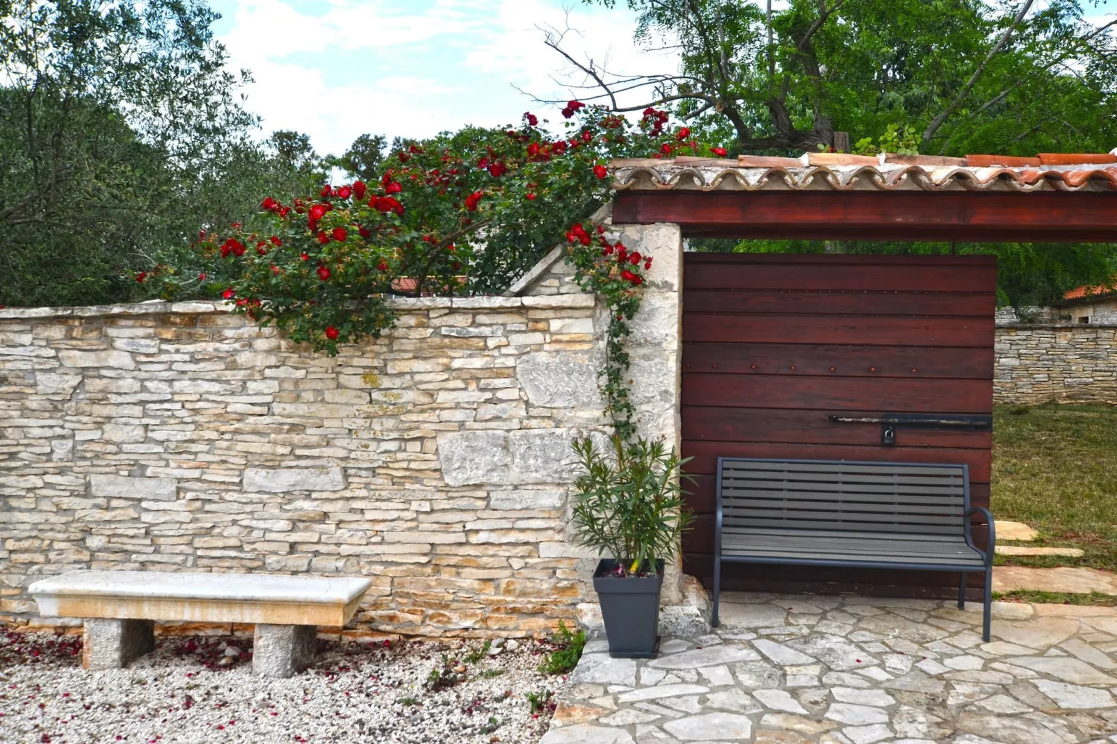 Tranquil Getaway with Shared Pool in Bale - One Bedroom Apartment-Im Freien