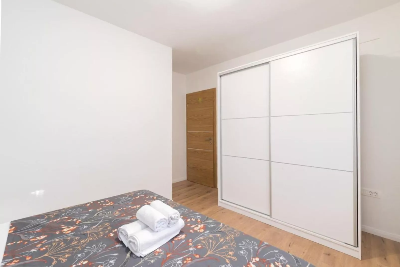 Mihael Holiday House - Three Bedroom Holiday Home with jacuzzi-Schlafzimmer