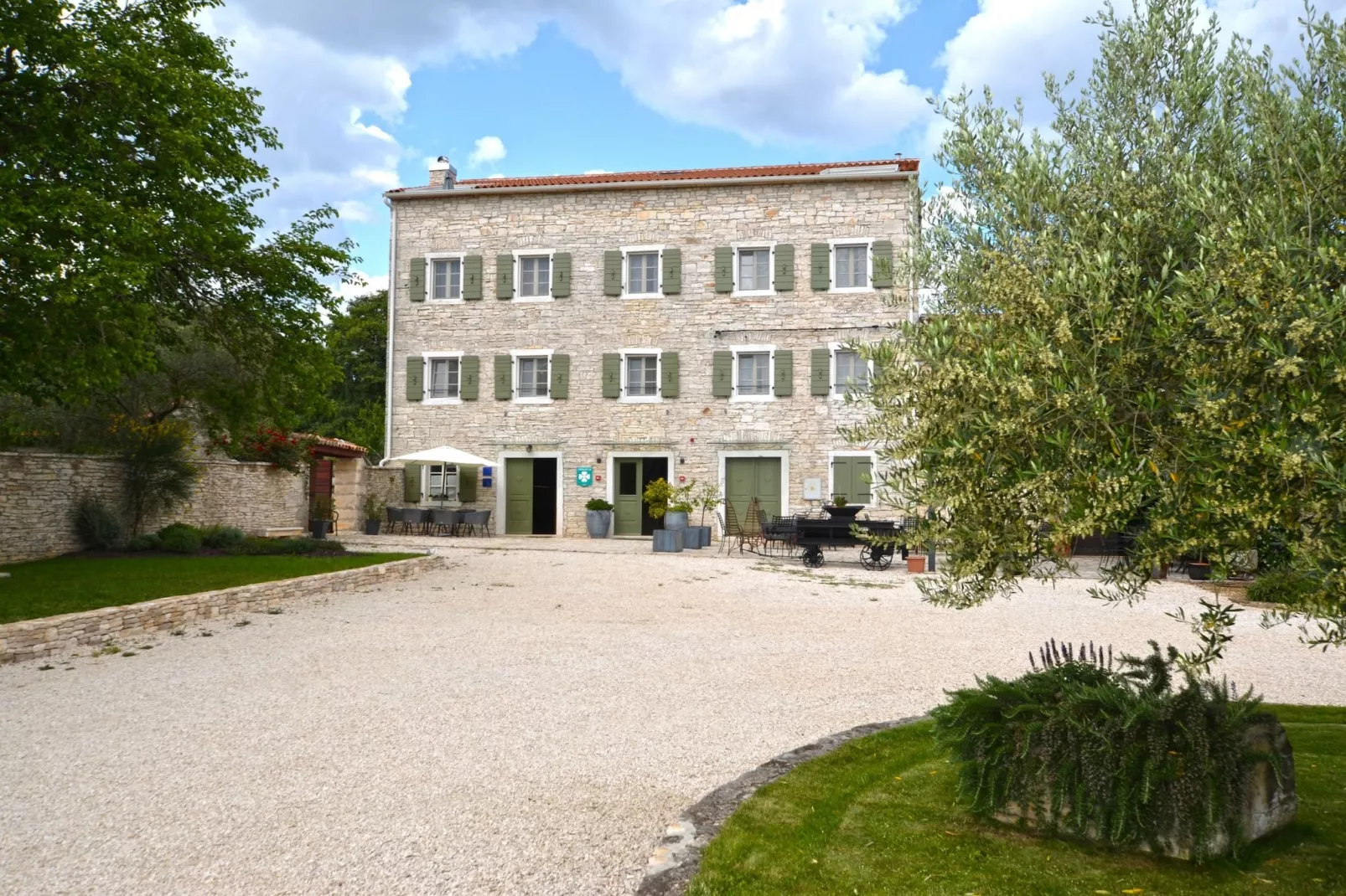 Tranquil Getaway with Shared Pool in Bale - One Bedroom Apartment-Im Freien