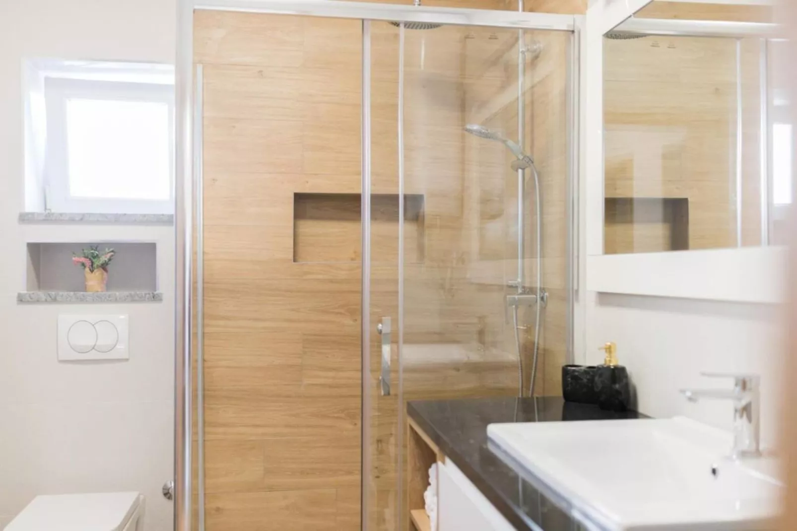 Mihael Holiday House - Three Bedroom Holiday Home with jacuzzi-Badezimmer