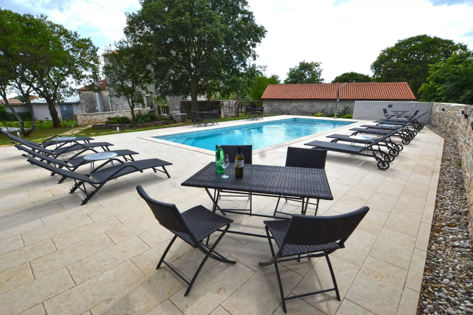 Tranquil Getaway with Shared Pool in Bale - One Bedroom Apartment-Schwimmbad