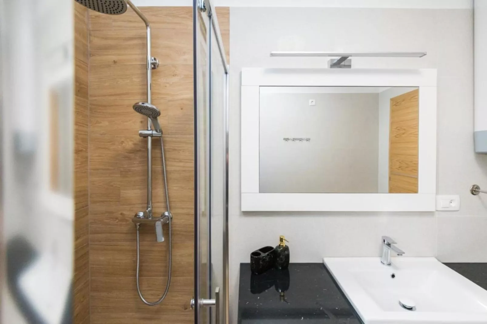 Mihael Holiday House - Three Bedroom Holiday Home with jacuzzi-Badezimmer