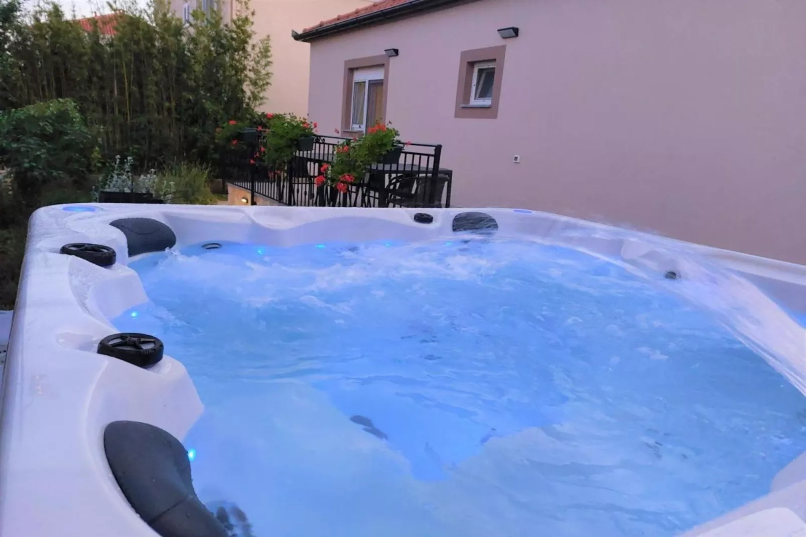 Mihael Holiday House - Three Bedroom Holiday Home with jacuzzi-Wellnessbereich