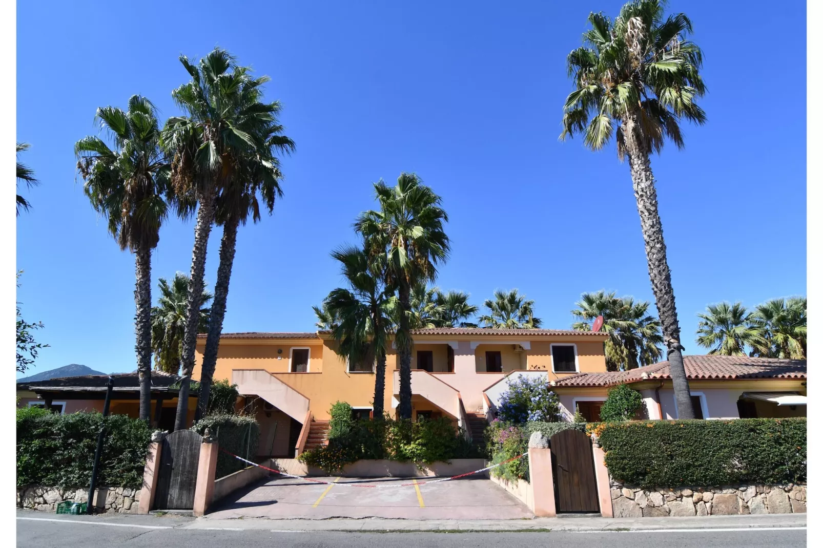 APPARTAMENTI TIFFANY APARTMENT 3 BEDROOMS - 6 PAX R6-Exterior in summer