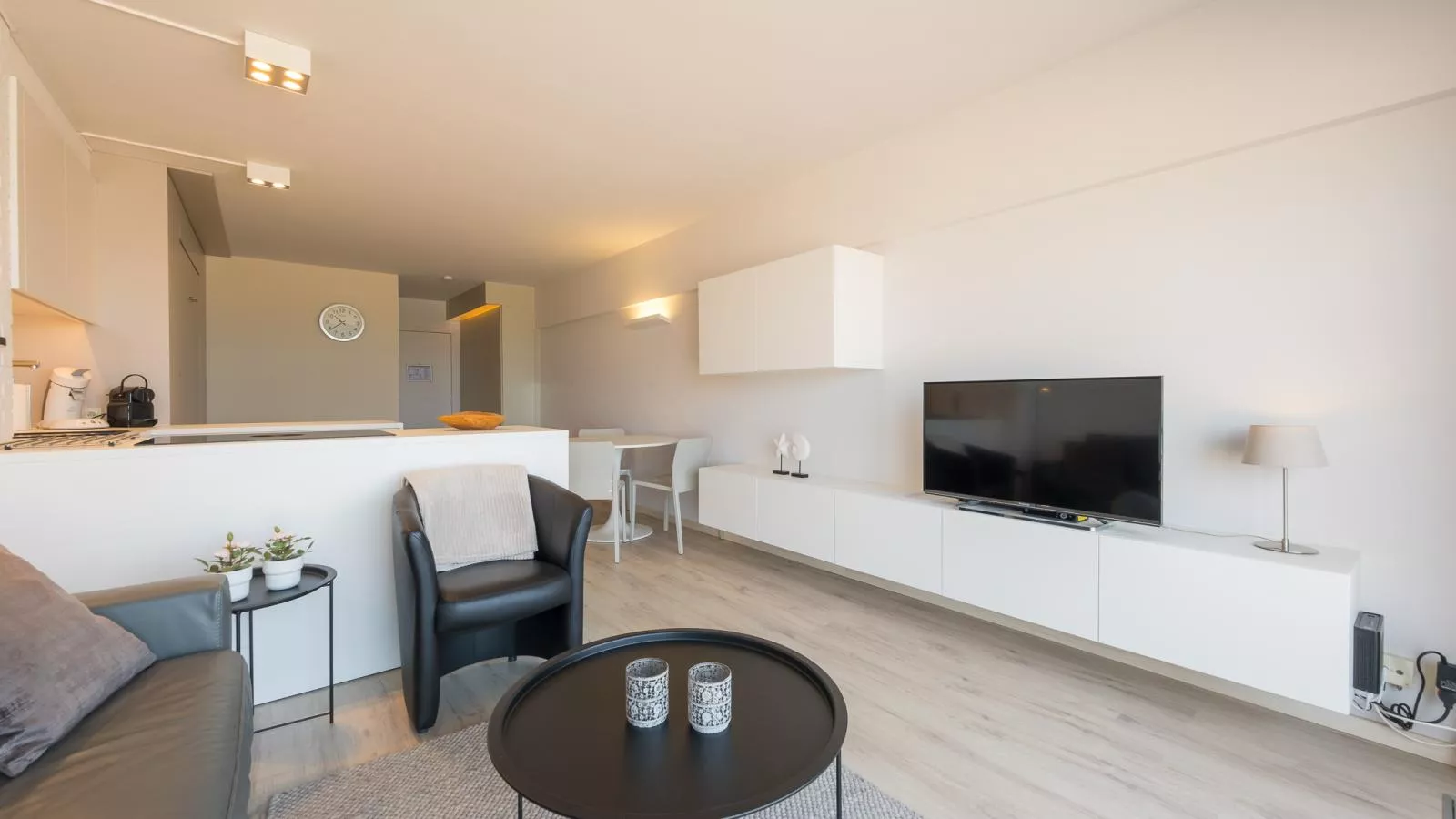 Manager  - 0409 + box 5-Living room