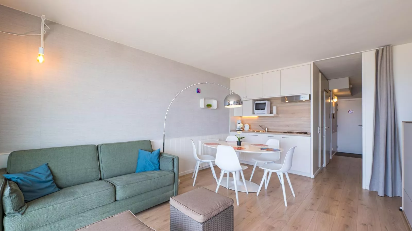 Darwin II - 0605 + box 41 (Green Garden)-Salon