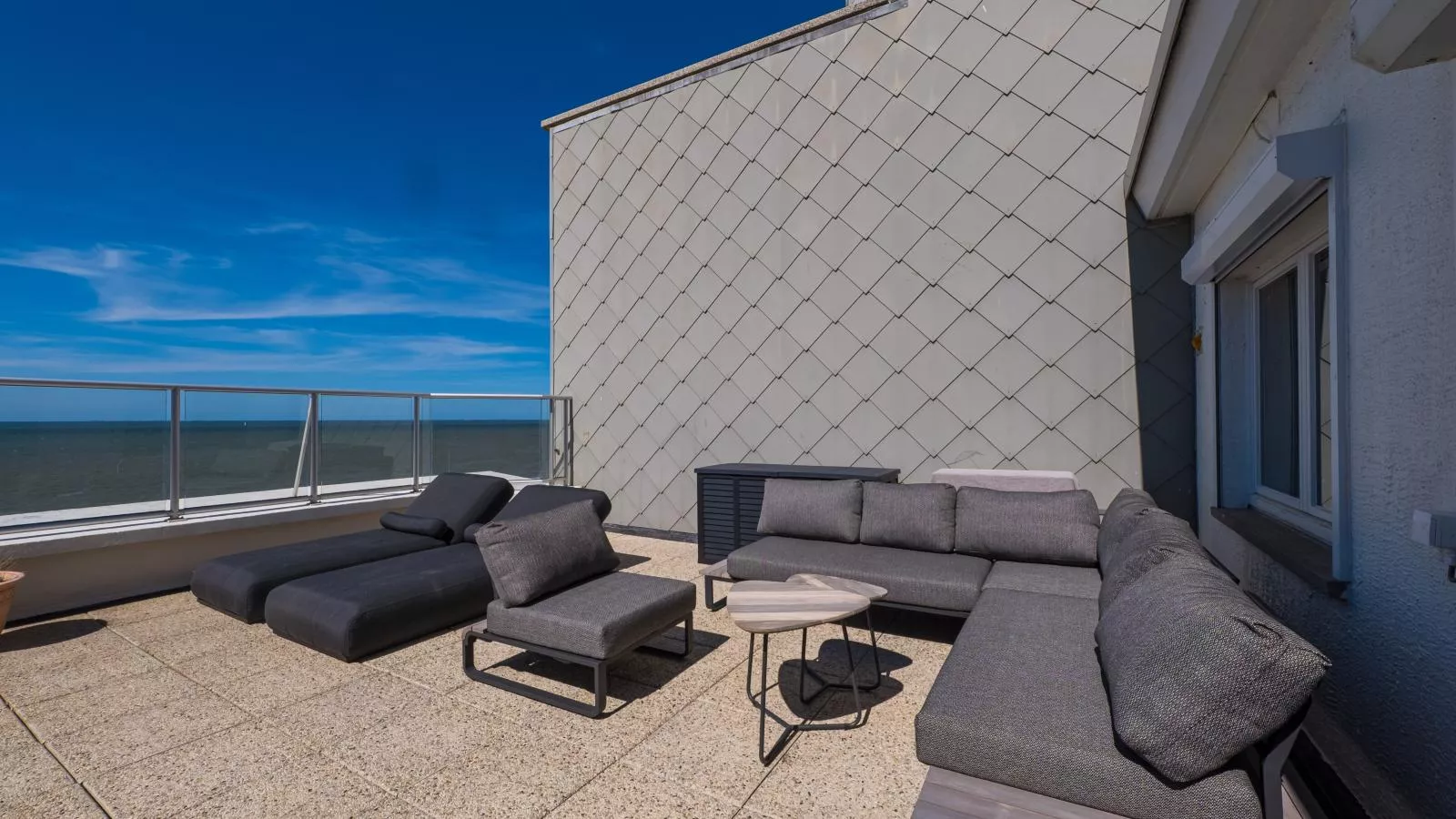 Lakme - 0801 + box 16 (Villa Georges II)-Outdoor