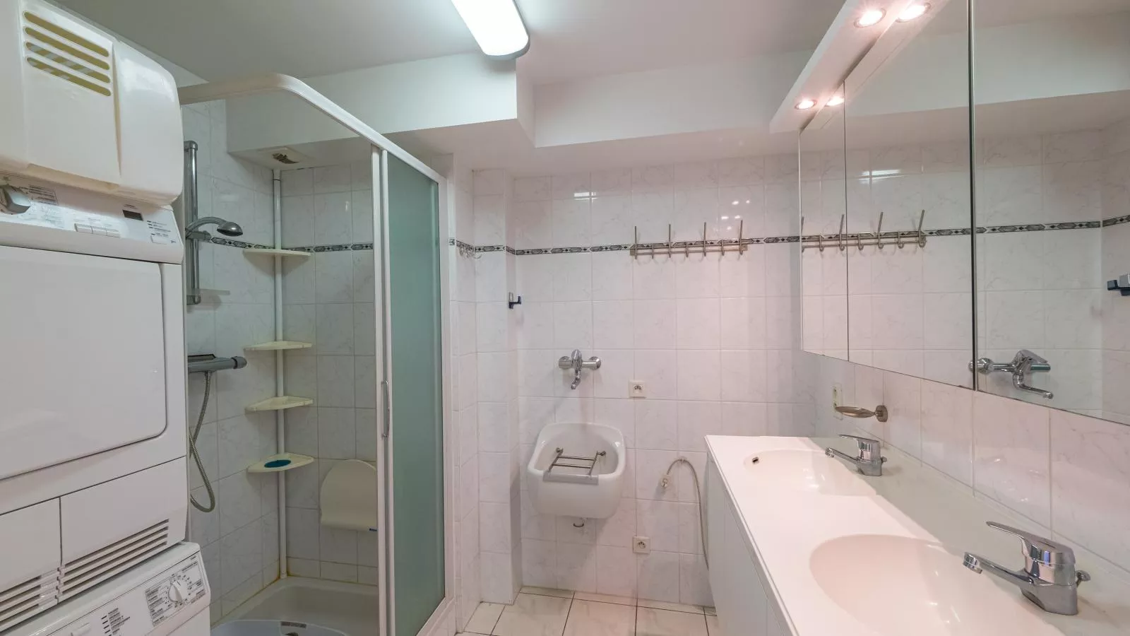 Princess I - 0302 + box 214 (Casino Parking)-Badezimmer