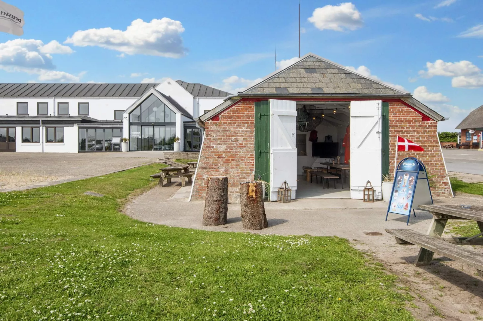 1 roomView couGFloor/1floorPrem-Outdoor