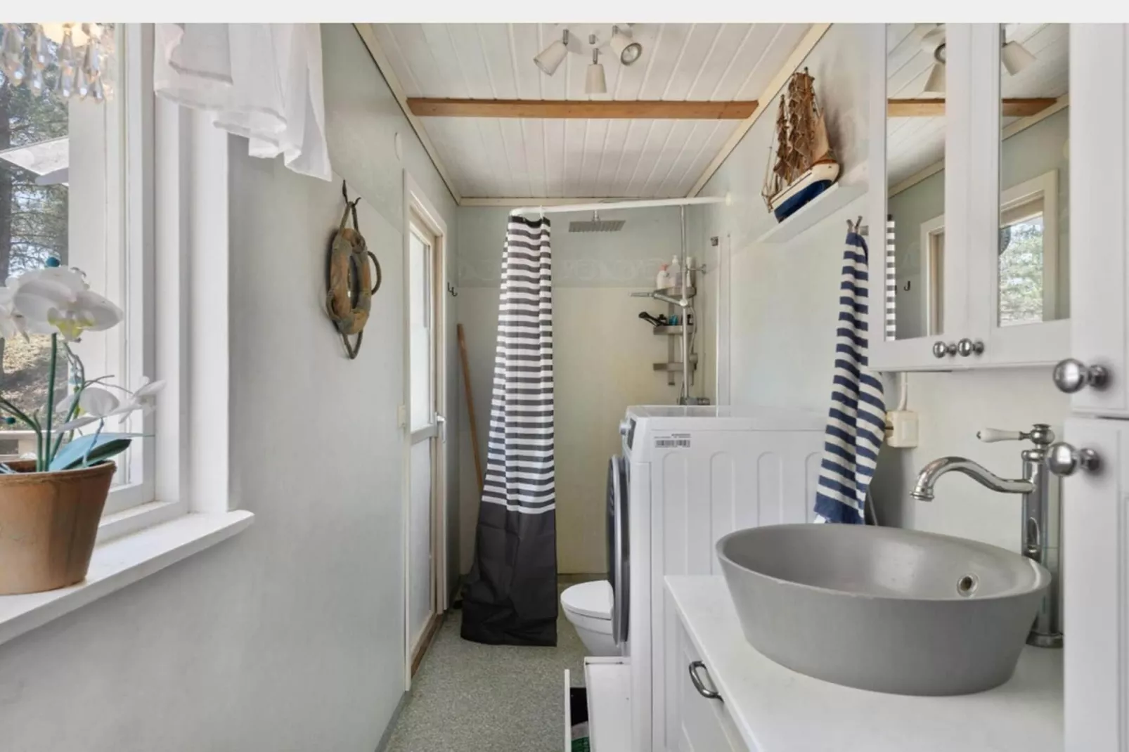 Cozy Forest Hideaway with Hot Tub - Indoor