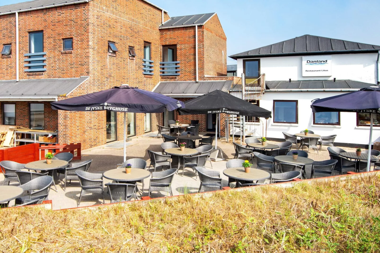 1 roomView couGFloor/1floorPrem-Outdoor