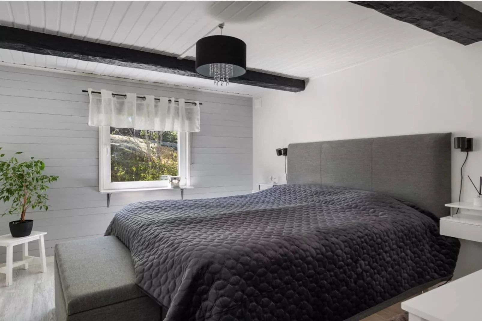 Cozy Forest Hideaway with Hot Tub - Indoor