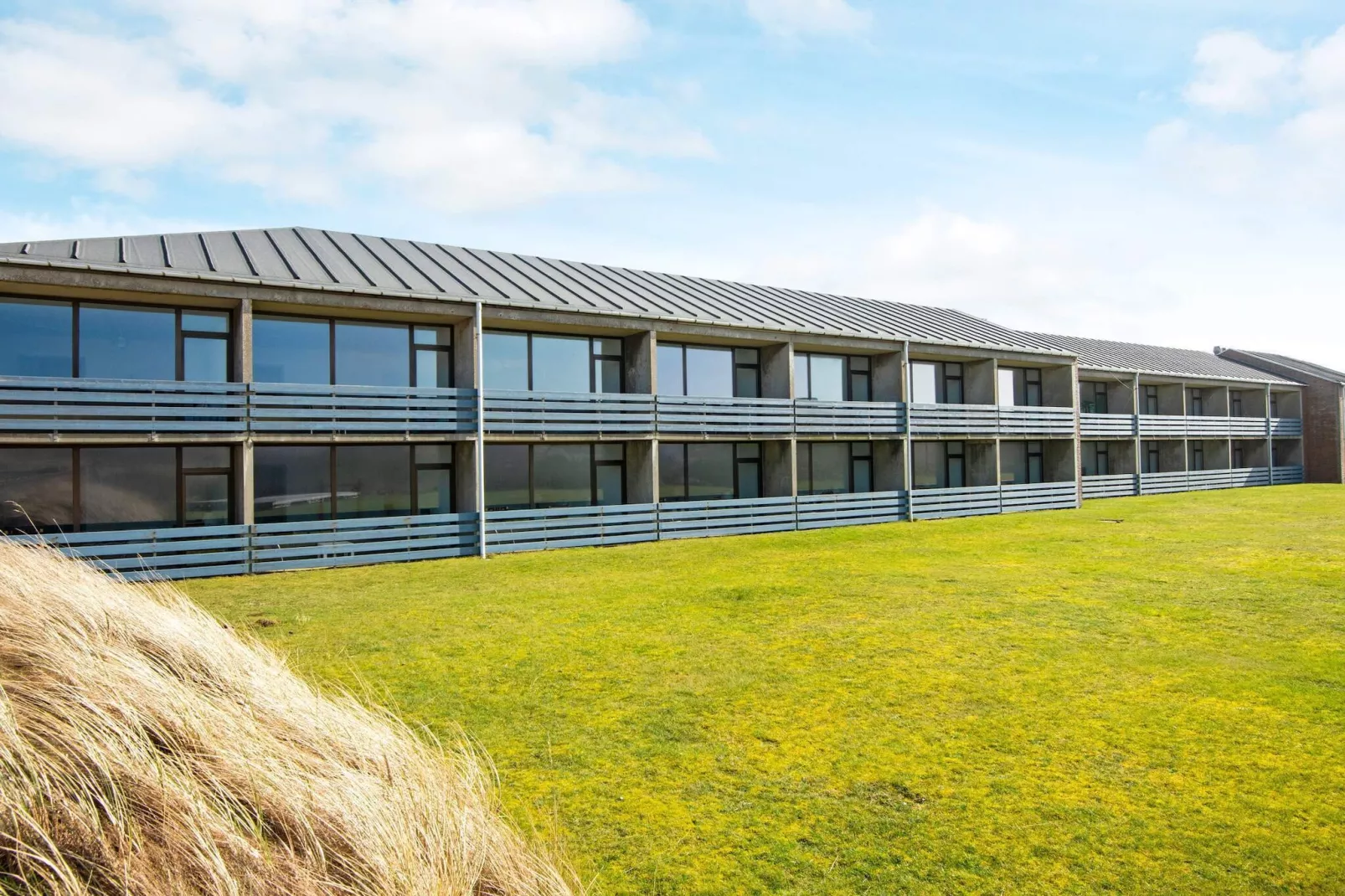 1 roomView couGFloor/1floorPrem-Outdoor