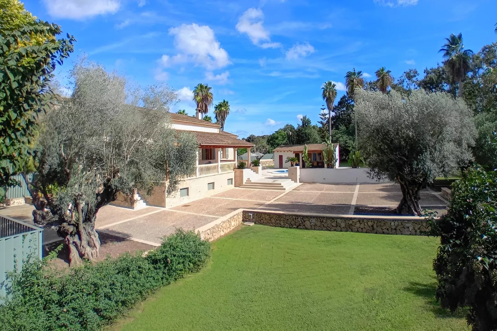 La Canova Manacor-Gardens in summer
