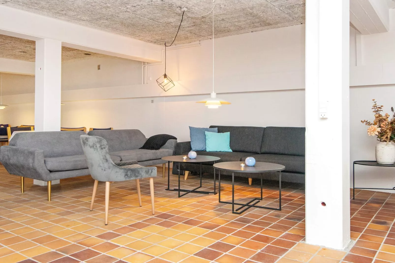 1 roomView couGFloor/1floorPrem-Indoor