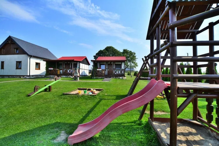 Piętrowe domki wakacyjne dla 5 osób w Bobolinie-Gardens in summer