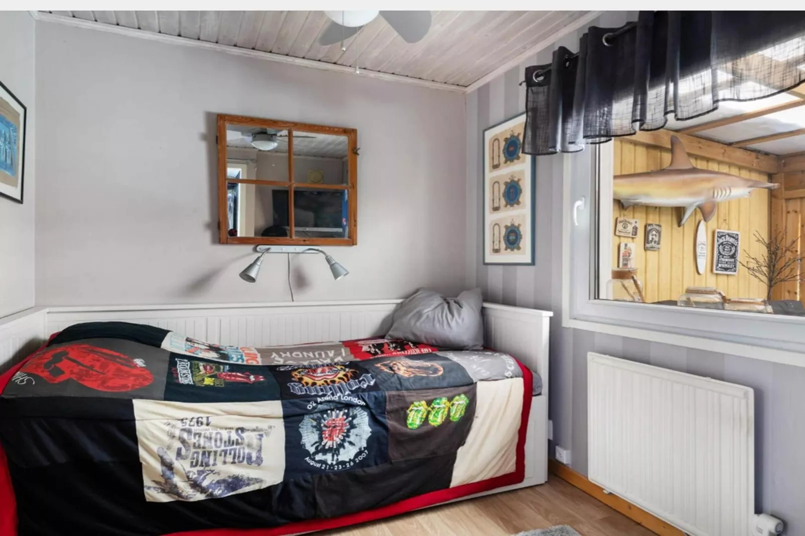 Cozy Forest Hideaway with Hot Tub - Indoor