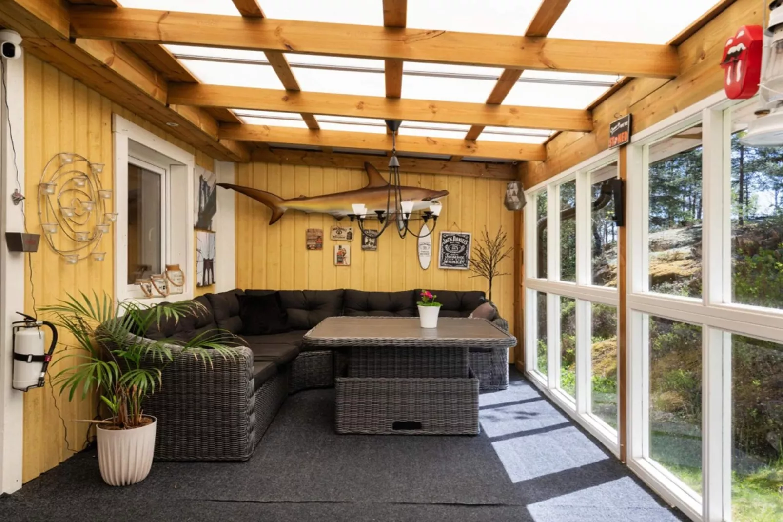 Cozy Forest Hideaway with Hot Tub - Indoor