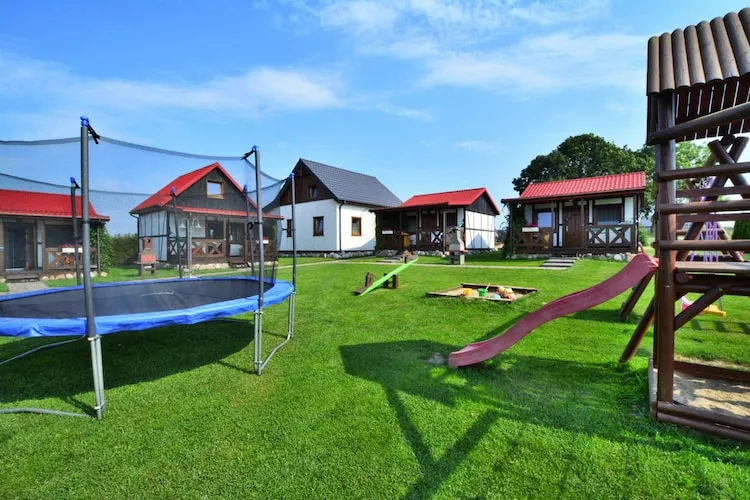 Parterowe domki wakacyjne dla max 3 osób w Bobolinie-Gardens in summer