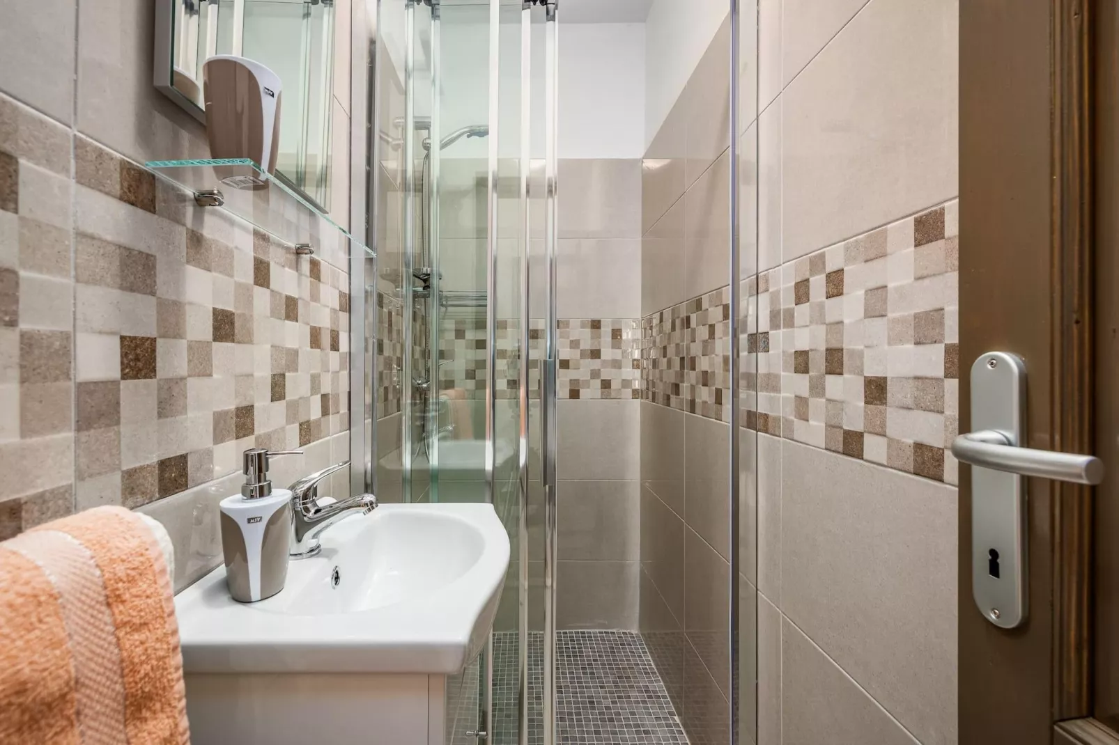 Lara 8 - Shared Pool, Sauna, Jacuzzi - Bathroom