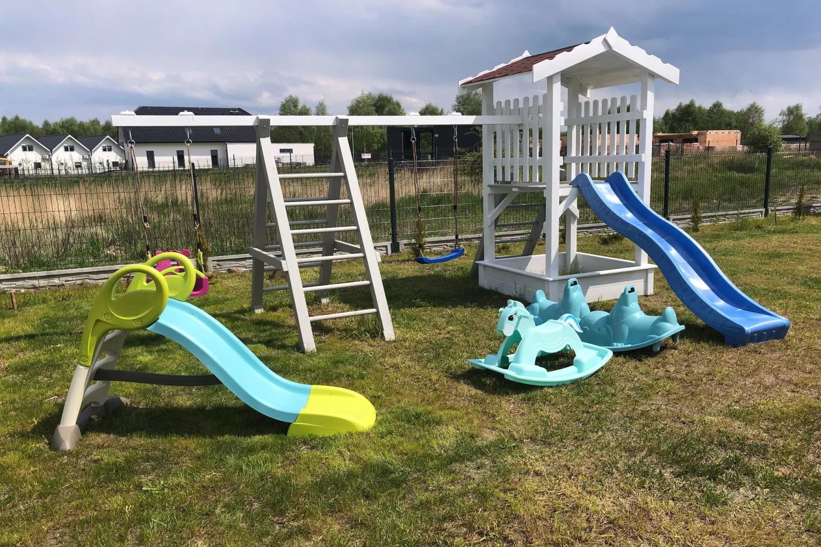 Komfortowe domy wypoczynkowe w Niechorzu Spacerowa 37-Gardens in summer